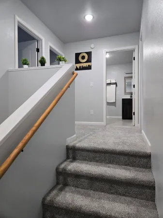 Alaska Charm 3-bedroom townhome with WiFi in brilliant Fairbanks Отели рядом с достопримечательностью «Заказник Френдс оф Кримерс Филд эт Кримерс Филд Мигратори Уотерфоул»