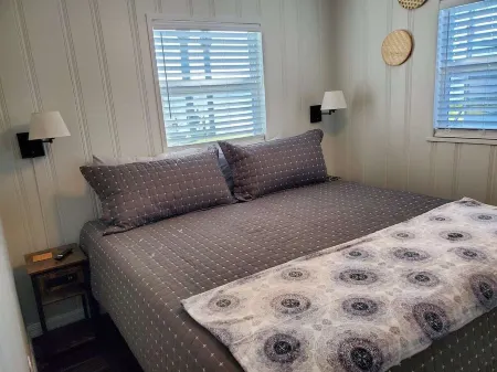 PETS STAY FREE Camp St Cabanas Unit 3 on Lake Dora Отели в г. Таварс