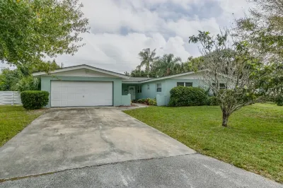 Huge Pool 5 Bedrooms/3 Bath Updated Home Sleeps 15 Hotel dekat CITA Rescue Mission