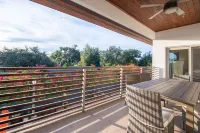 You're Pampered Here - Just 3 Blocks From Park Avenue!