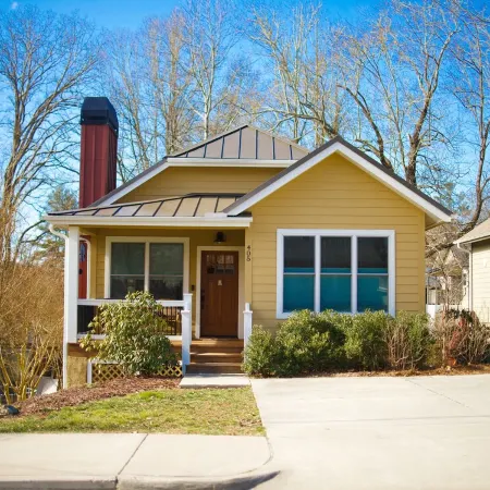 Bracken Bungalow - Cozy retreat a short stroll from downtown Brevard