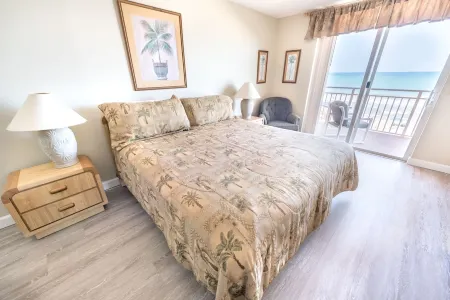 Beachfront Vacation Rental, W/ updated kitchen. Amazing Views of the ocean!