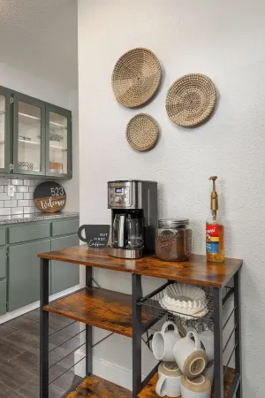 Stylish Escape - Chic & Cozy with Relaxing Backyard