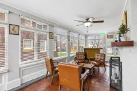 Wade Manor: Game-room, Gym, Office and Fenced in Backyard