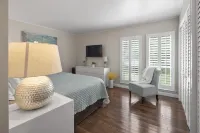 Renovated, Ground Level, 2 Br 2 BA, WiFi, Cable, Pool. 4 Individuals Max.