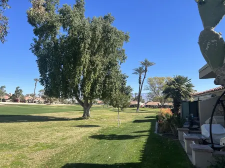 Desert Retreat with Golf course and Mountain views.  Pickle Ball, Tennis, Pools! Отели рядом с достопримечательностью «Палм-Дезерт Палмс»