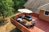 Modern, secluded luxury cabin near Castle Rock & Petenwell Lakes + Wisc. Dells