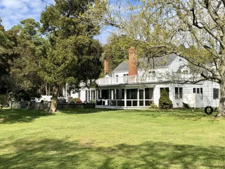 Waterfront Home, Large Property with Pool, Discount for Monthly/Seasonal Rentals