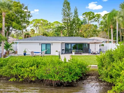 Waterfront / Dolphins / Luxury Design / HOT TUB Hotels near W.I.S.E Private School