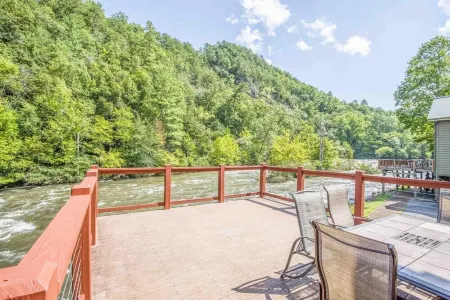 Riverside Premium Cabin