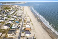 Beachfront!! New Listing! Light & Airy Remodeled 5 Bed/3.5 Bath With Large Deck