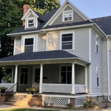 Ada’s Guesthouse- historic home close to lake, shopping, parks, trails, BVU