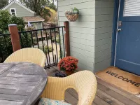 2 Bedroom Flat With Short Walk to Downtown Hotels in Cloverdale