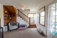 Easy Beach access, HOT TUB, kid & pet-friendly playroom. 3 Bedrooms, Sleeps 7-8
