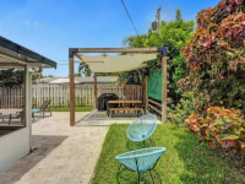 Beachside Haven with Pool & BBQ. 6 min to Beach