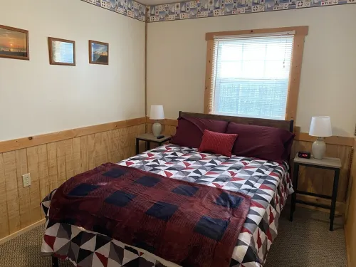 SPRING GETAWAY! Comfortable 2BR cozy cottage just a few steps from Sandusky Bay!