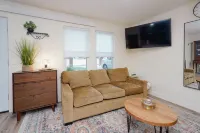 3 blocks from downtown, Pet Friendly. Natural Grocers, Awesome Shower