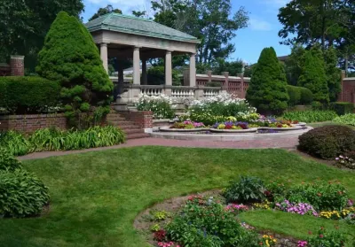 Smoke FREE Studio- walk to beaches, downtown! 5 min drive to Historic Salem! Hotel dekat Endicott Hall