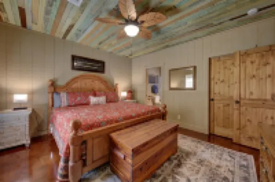 Wooded lot with pond, deer feeder, 3 minutes to downtown Brenham.