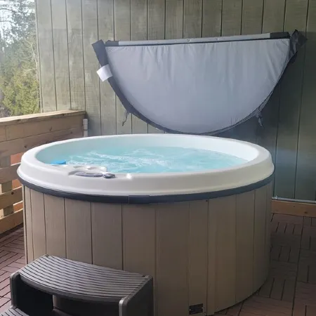 Private Hot Tub, King Size Bed Crystal Mountain 17 miles, Traverse City Sleeps 4