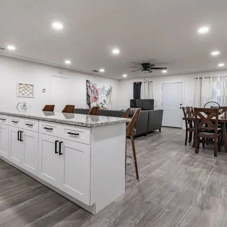 The University-2 bed/2bath-straightshot to Tech
