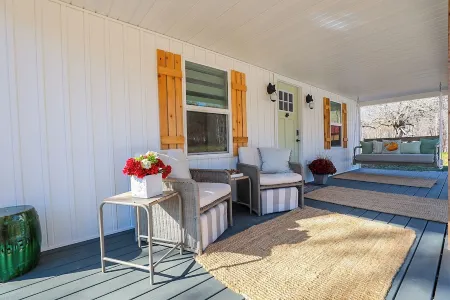 Enchanting 2 Bedroom Cottage, The Fox Den, 258 Acres, Farmville, VA Отели в г. Принс-Эдвард