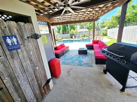 Poolside Triple Suite Retreat near casinos Отели в г. Лейк-Чарльз