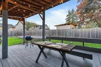 The NorthWest Vibes 6bd/3ba  w/GameRoom Covered String Light Deck w/ BBQ&Firepit