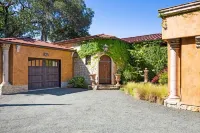 Healdsburg Villa on a Vineyard with Amazing Poolside Sunsets