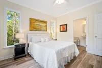 Gorgeous Magnolia Cottage: With Bicycles/Beach Equipment- Pet Friendly! Private!