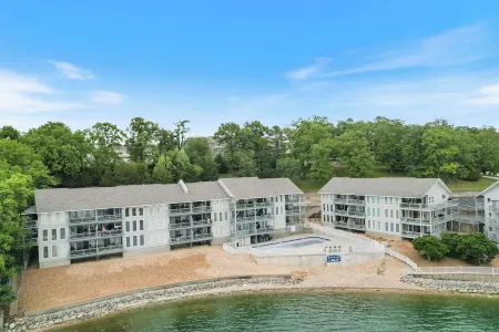 Beachy Lakefront - Covered Patio - Putting Green - No Stairs/Easy Access - Kg Bd