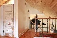 MODERN FARMHOUSE by CHIEFS < 5min away!  75" TV, right off I-435 BOOK NOW! Hotels near Minor Park Golf Course