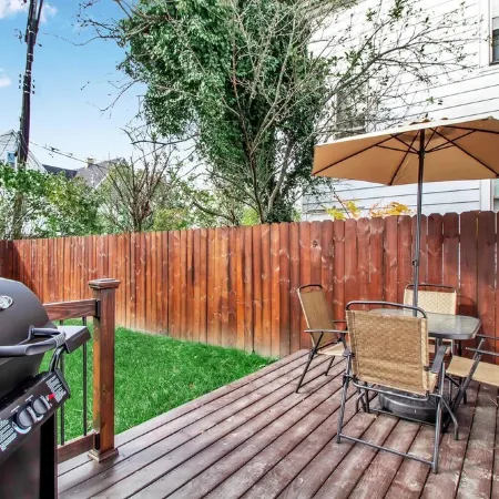 Fully renovated house in a highly walkable neighborhood; close to all!