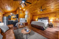 The Cove: Nestled amongst huge boulders and trees - Pool and Fitness Access! Hotels near Wood-N-Strings Dulcimer Shop