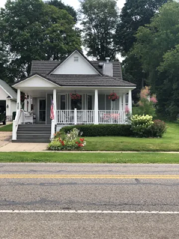 Cozy cottage on beautiful Lake Charlevoix