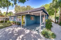 Lovely Beach Bungalow 1 block from Beach w/Swimming Pool & Awesome Backyard