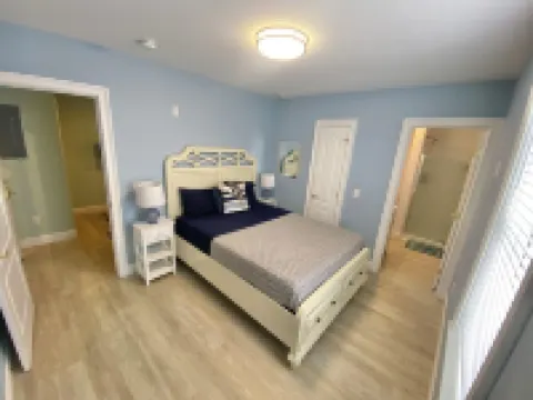 3BR Nautical Apt - Off Bellevue