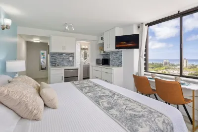 Stunning Ocean View/ Exquisite Renovated Studio/King Bed/Walk to Beach