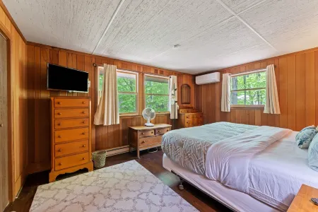 Mountain Lair in Lake Wallenpaupack w/ Firepit- Near Fall Activities