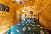 Dream Maker Cabin w/Hot Tub - Sleeps 6