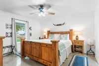 Lakefront!➟Kayaks, Fire Pit, Sparkling Clean Hot Tub, Foosball