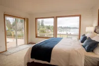 Sunset Lake Retreat @ Lake Tapps - Spacious, Sports court, Warm & Cozy Lakefront