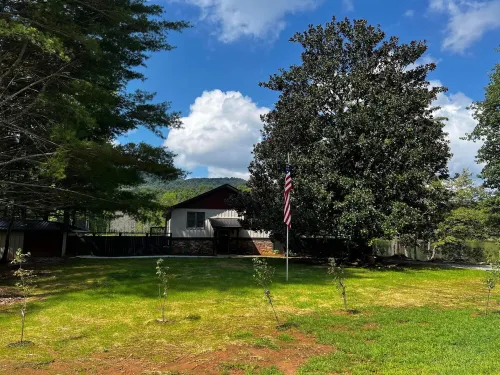 Fisherman paradise on private lake 5 minutes from Helen