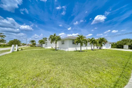 Casita w/ Heated Salt Water Pool Отели рядом с достопримечательностью «Университет Палм Бич Атлантик»