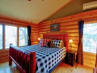 Authentic Log Home on Fountain Lake. Hot Tub, Game Room, Kayaks, Canoe, Gardens, Hotels near Casey's General Store