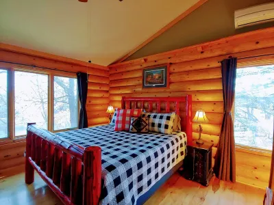 Happy Days Log Home and garden on Fountain Lake. Toys for all!