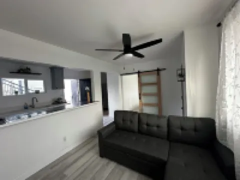 Cozy Home Centrally Located Near Beach Cities & Airport. 派拉蒙酒店