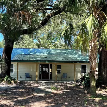 Charming 2-bedroom cottage with full kitchen and WiFi in Pensacola. Sleeps 4.