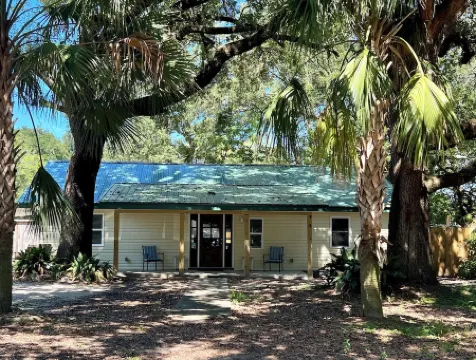 Charming 2-bedroom cottage with full kitchen and WiFi in Pensacola. Sleeps 4.