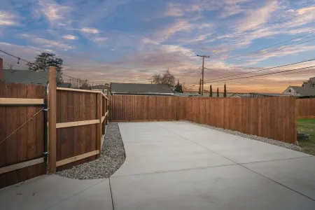 DT lodi 2 bedroom cottage with tranquil backyard